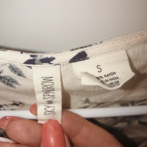 Sky & sparrow floral top! - Picture 3 of 3